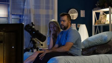 Geceleri korku filmi izlerken Çift