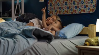 Kadın çocukla uykuya dalmadan önce söz