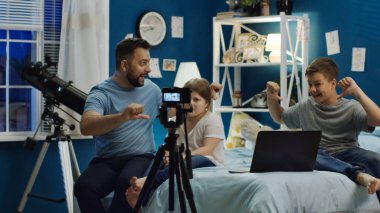 Erkek çocuklarla evde video yapma