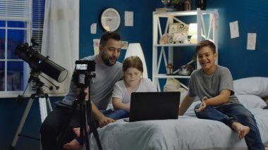 Erkek çocuklarla evde video yapma