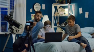 Erkek çocuklarla evde video yapma
