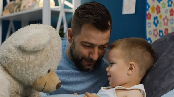 Mannen med lille son leker med leksak — Stockfoto