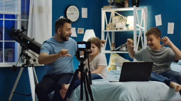 Man med barn att göra video hemma — Stockfoto