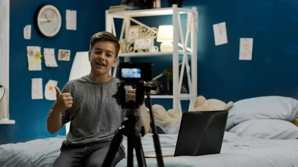 Adolescente menino fazendo transmissão ao vivo em casa — Fotografia de Stock