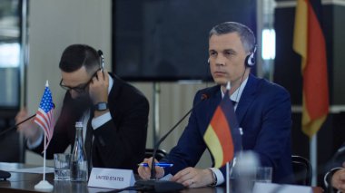 Kulaklıklar uluslararası zirve üyeleri