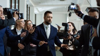 Tedbirsiz gazeteciler bırakarak devlet adamı