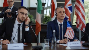 Kulaklıklar uluslararası zirve üyeleri