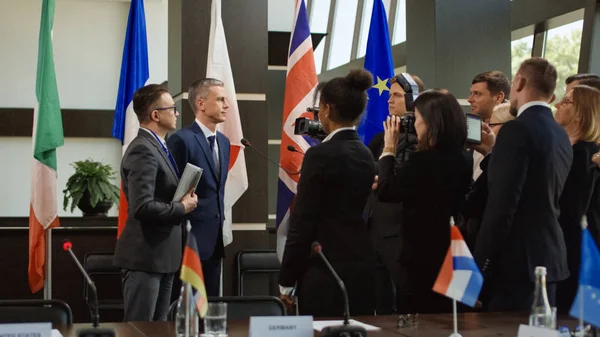 Político dando entrevista a medios sociales — Foto de Stock