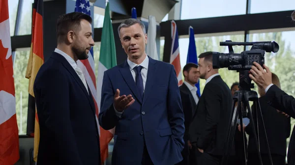 Periodista tomando entrevista de político — Foto de Stock