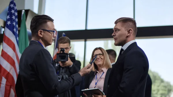 Periodista tomando entrevista de político —  Fotos de Stock