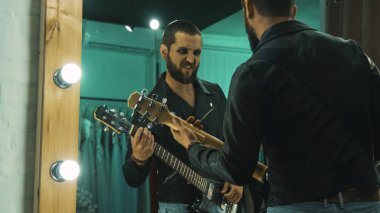 Soyunma odası prova şarkı gösterisinde dostum