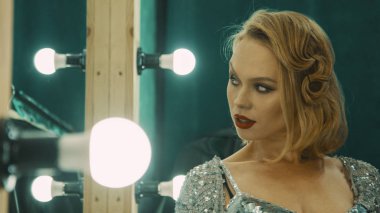 Etkileyici kadın soyunma odasında performans için hazırlanıyor