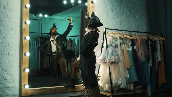 リハーサル シーン、海賊衣装で男 — ストック写真