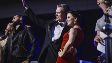 Ünlü çift fotoğrafları için poz