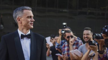 Yetişkin ünlü biri olan kırmızı halı üzerinde