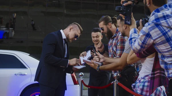 Actor posing for photographers on red carpet — Stock Photo, Image