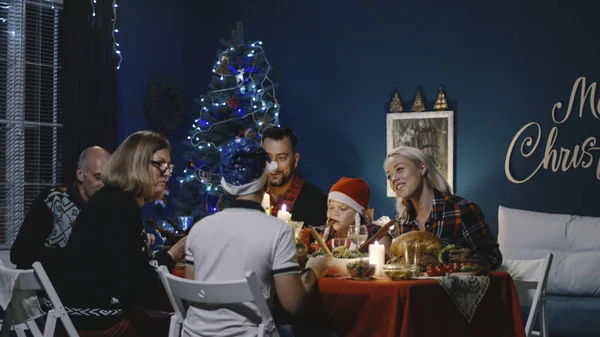 Återförenade familjen ha jul semester firande — Stockfoto