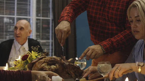 Man rista Turkiet på Thanksgiving middag — Stockfoto