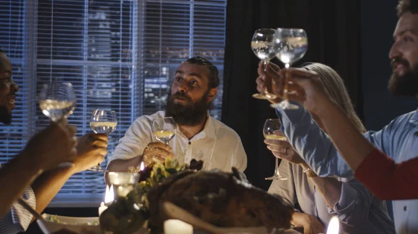 Friends toasting at table on Thanksgiving day — Stock Photo, Image