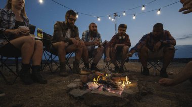 Grup kamp içinde Sosis kızartma arkadaşları seyahat