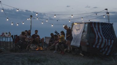 Grup kamp içinde Sosis kızartma arkadaşları seyahat