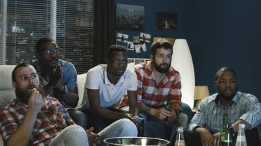 Televizyonda maç izlerken kanepede ürpertici arkadaşlar