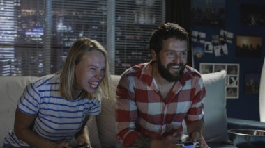 İfade çift evde video oyunu oynarken