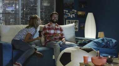 İfade çift evde video oyunu oynarken