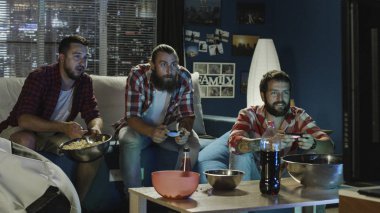 Grup adam video oyunu oynamak birlikte akşam