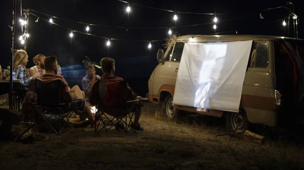 Amis regardant le film au camping — Photo