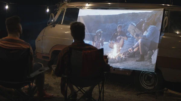 Vrienden kijken naar film in Camping — Stockfoto