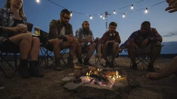 Groupe d'amis itinérants frire des saucisses au camping — Photo