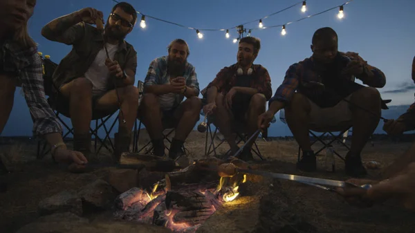 Grupp av resor vänner steka korv i campingplats — Stockfoto