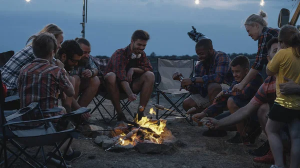 Grupp av resor vänner steka korv i campingplats — Stockfoto