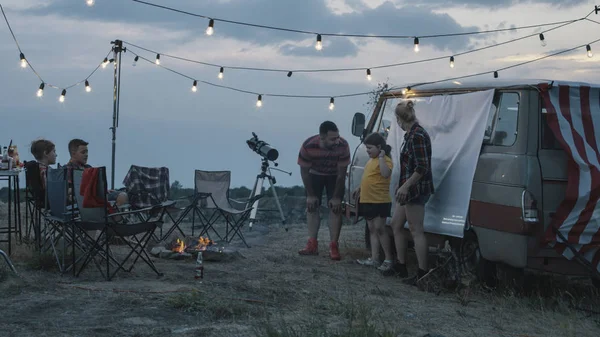 Personnes avec enfants jouant aux charades en camping — Photo