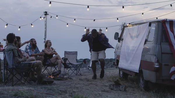 Rire divers amis jouant des charades dans le camp — Photo