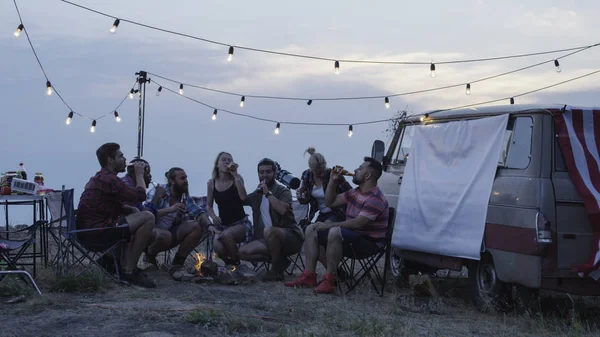 Amis se reposant au camping prenant des boissons — Photo