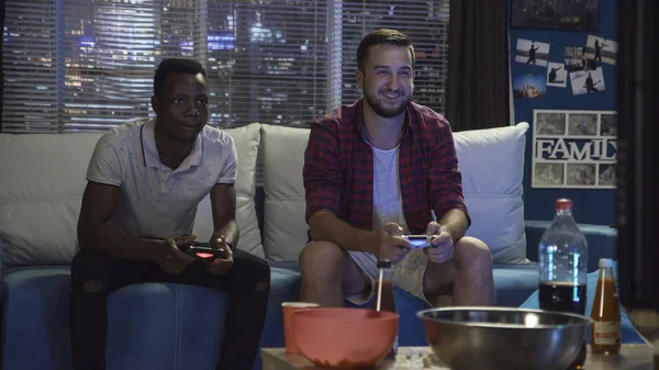 Diverse people entertaining with videogame — Stock Photo, Image