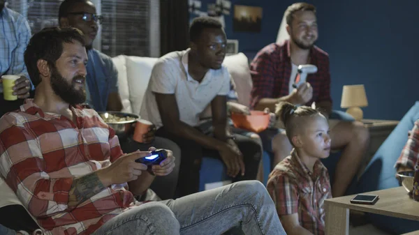 Diverse people entertaining with videogame — Stock Photo, Image