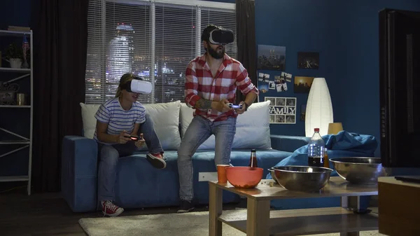 Pareja en VR gafas de juego en el sofá — Foto de Stock