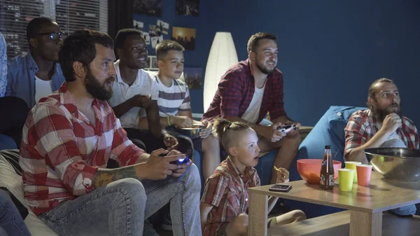 Diverse people entertaining with videogame — Stock Photo, Image