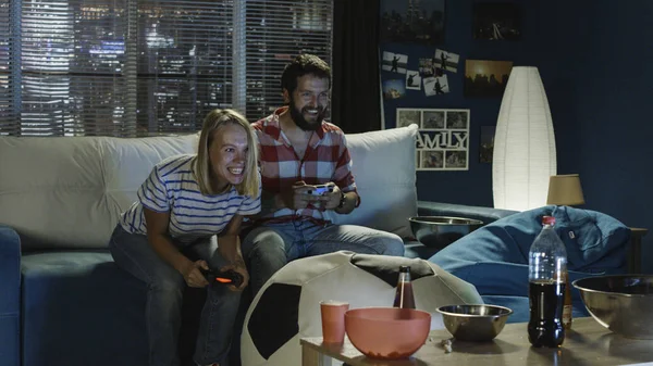 İfade çift evde video oyunu oynarken