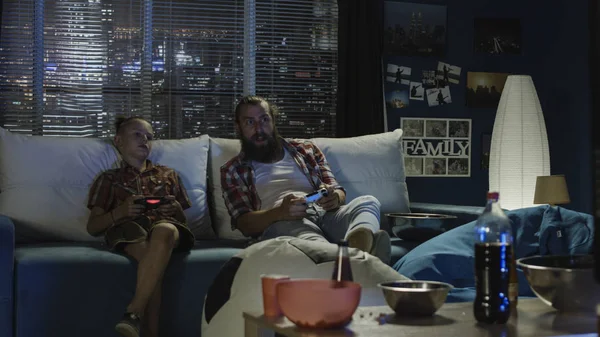 Oynak baba ve oğlu eğleniyor ve video oyunu oynarken