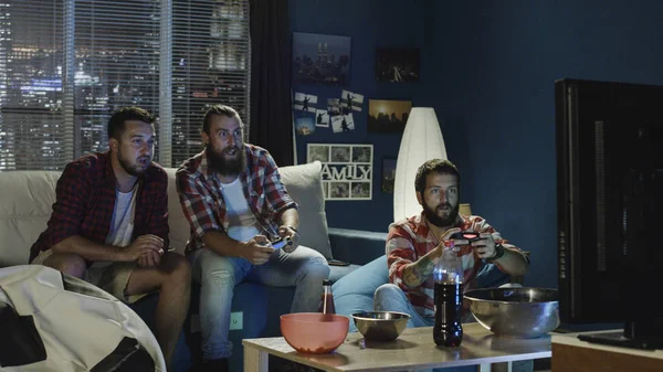 Grup adam video oyunu oynamak birlikte akşam