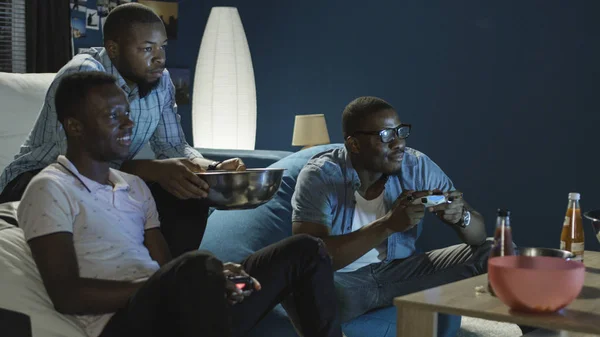 Negro hombre tener divertido con videogame en casa — Foto de Stock