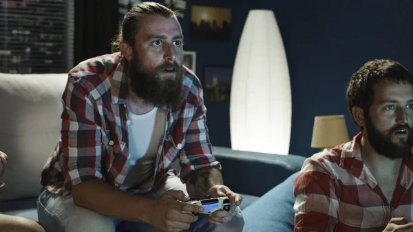 Άνδρες gaming με gamepads στο σπίτι — Φωτογραφία Αρχείου