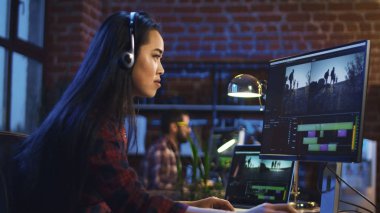 Genç kız bilgisayarda video düzenleme