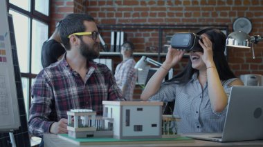 Ev oluşturulurken VR kullanarak çeşitli iş arkadaşları