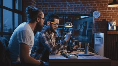 Çizgi film bilgisayarda oluşturan erkekler