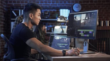 Etnik adam bilgisayar video düzenleme